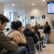 Clientes esperando para ser atendidos en una oficina de atención presencial.